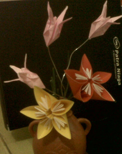 Origami Lily at origami-instructions.com